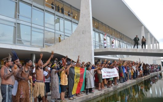28003-indigenas-fazem-manifestacao-no-palacio-do-planalto-contra-a-pec-que-altera-a-demarcacao-de-terras